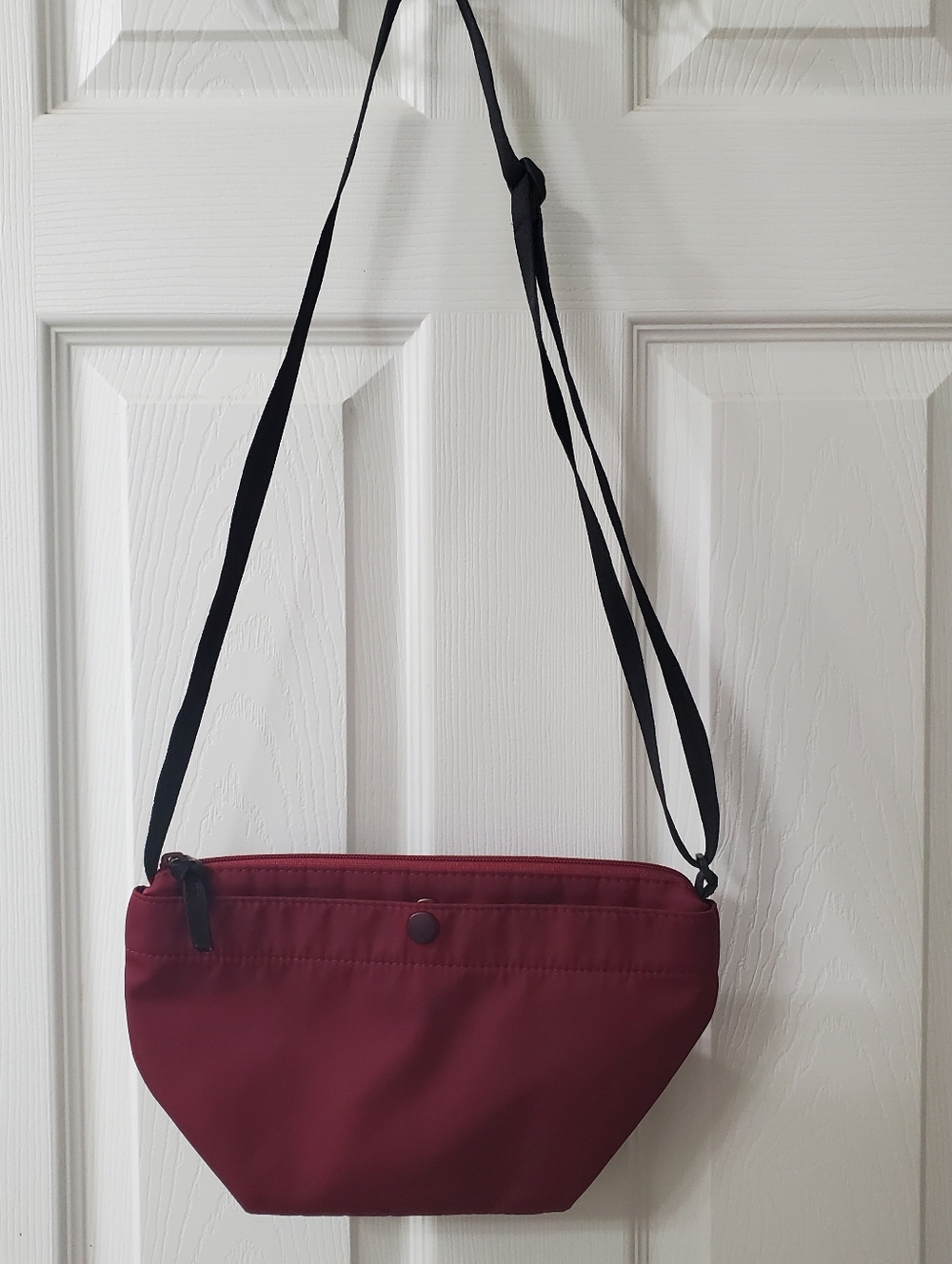 Uniqlo Women’s Burgundy Crossbody Bag - Casual Everyday Shoulder Bag - Picture 2 of 4